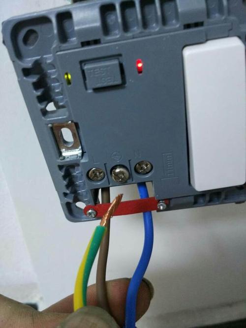 电闸怎么开步骤图解，电闸跳闸了怎么恢复电（找电工花20元换个插座）