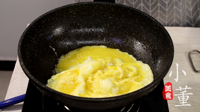 蒜苗炒鸡蛋怎么炒，蒜苗怎么做好吃又简单（蒜苗鸡蛋这样做才好吃）