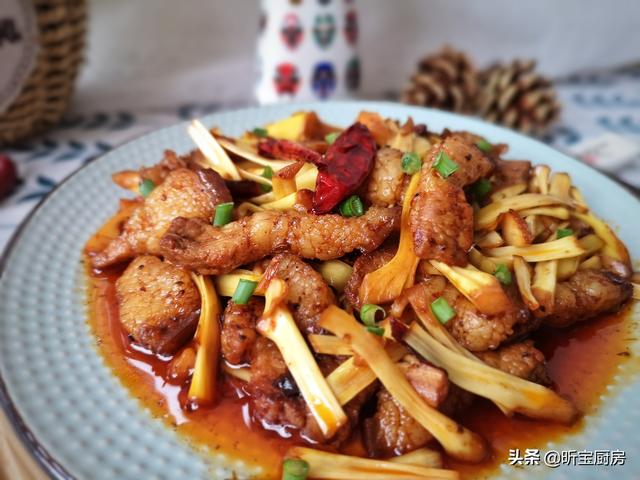 菠萝蜜的丝能吃吗，菠萝蜜里面的丝怎么做菜吃（但是大多数人都吃错了）