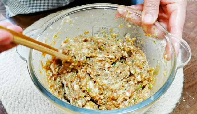 荠菜鸡蛋饺子馅怎么做好吃，饺子鲜嫩还不涩