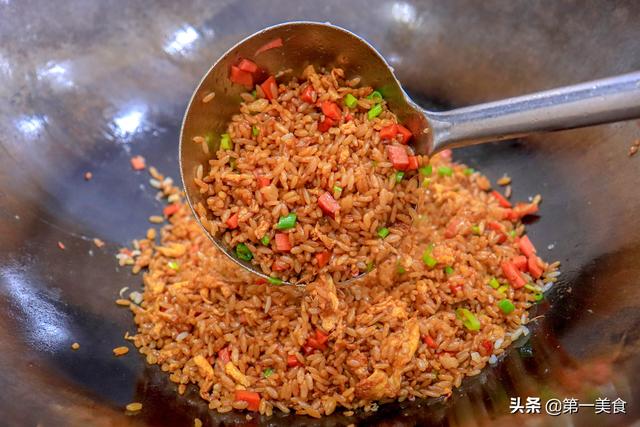 酱油蛋炒饭最正宗的做法，酱油蛋炒饭怎么做好吃（酱油炒饭的正确炒法）