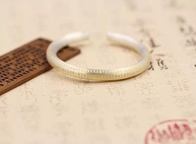 银子发黑是什么原因，银子发黑怎么清洗（变黑主要跟这件事儿有关系）