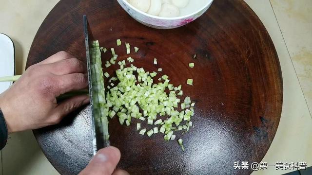 牛肉馅水饺怎么调馅好吃，牛肉饺子的馅怎么调才好吃（这才是牛肉馅饺子最经典做法）