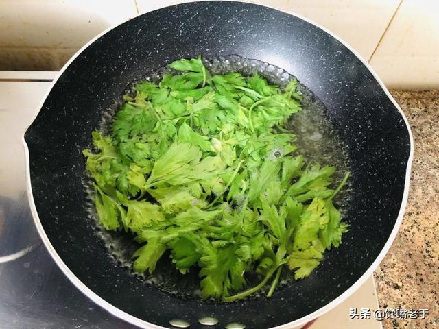 芹菜葉炒著吃苦味很大,可是如果要用來醃鹹菜的話,味道會很好,今天教