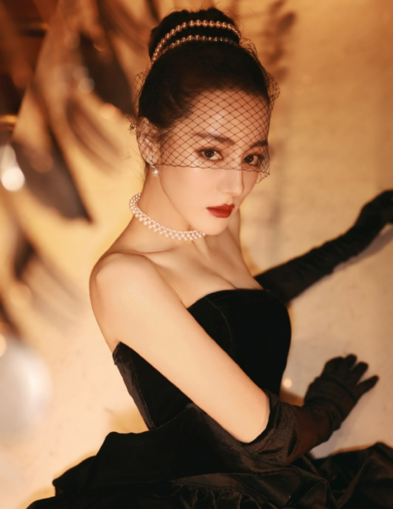 迪丽热巴图片，迪丽热巴图片古装（穿三千短裙炫一双白嫩腿）