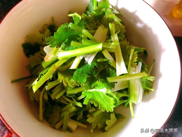 青椒炒鸡架的家常做法，青椒炒鸡架怎么做好吃（去市场两块五买了一个生鸡架）