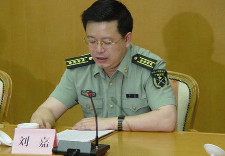 当了近3年的集团军政委,在缩编后才平调转任东部战区政治工作部副主任