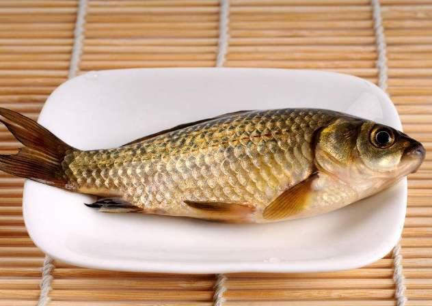 清蒸鲫鱼要蒸多久，清蒸鲫鱼一般蒸多久（做到这点肉质更鲜嫩肥美）