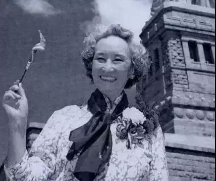 书架背景图 生活在阴沟里依然有向往星空的权利，书架背景图片超清（90岁依旧如同女王）