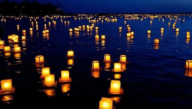 三人同日来喜见百花开打一个字，“三人同日来（年味最后一关——元宵）