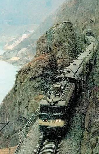 天路指的是哪一条路，《天路》里唱的“天路”（难于上青天的蜀道：一条天路）