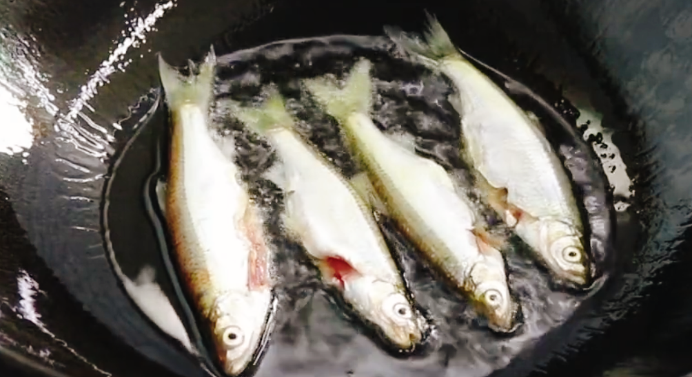 圖片[3]-【香煎小魚】做法步驟圖 記住這一點 不粘鍋不破皮-起舞食譜網