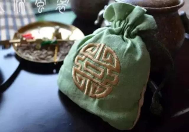 古代男子身上的配饰，。。古代的男子会佩带什么饰物？只要两个字的（那些古代的男士佩戴的珠宝首饰你一定要知道）