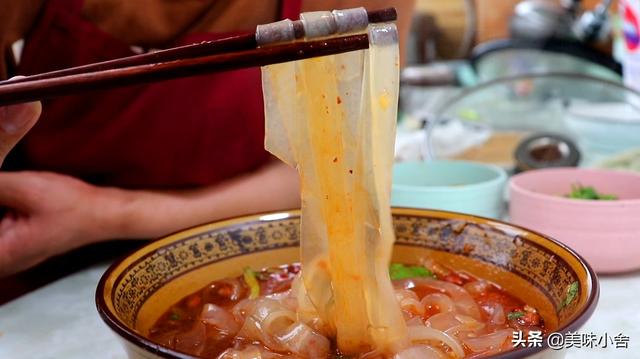 土豆粉怎么做好吃，土豆粉怎么做既简单又好吃（原来在家自制土豆粉这么简单）