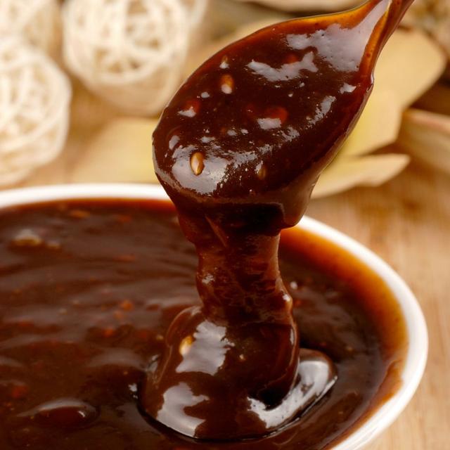 煎饼卷大葱用的酱是什么酱，煎饼卷大葱一般用什么酱（万能甜面酱）