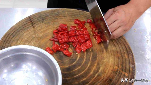 自制火锅底料的做法，自己做火锅底料的做法（厨师长教你一个火锅底料的熬制方法）