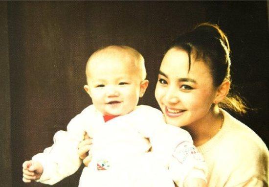 与宋丹丹离婚后，英达14年来对巴图不闻不问，是“渣”还是通透？