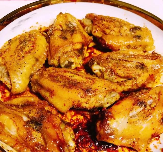 微波炉怎样烤鸡翅，用微波炉烤鸡翅怎么操作（一口嗦完只剩骨头）