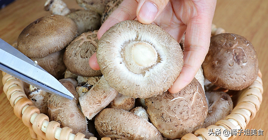 图片[2]-【油炸香菇】做法步骤图 外酥里嫩 连孩子都抢着吃！-起舞食谱网