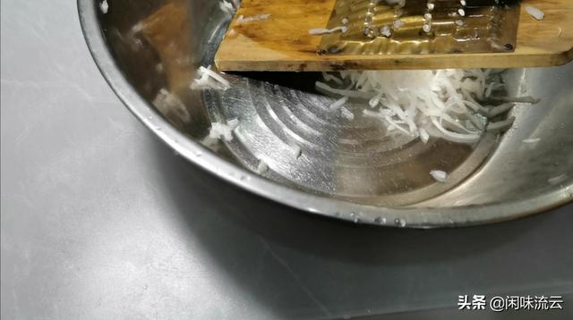 酸甜萝卜丝的家常做法，酸甜胡萝卜丝的做法（三伏天来一盘糖醋萝卜丝）