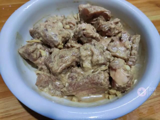 生炸排骨怎么外酥里嫩，炸排骨的做法外酥里嫩（鲜香入味不油腻）