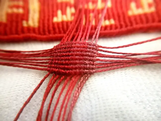 手工粽子怎么做简单又漂亮，手工五彩粽子制作方法（精致小巧的4角粽子）