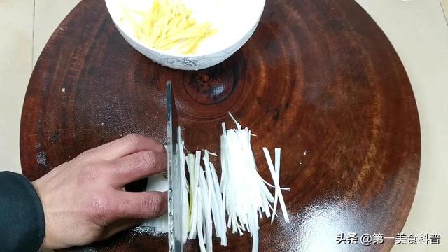 牛肉馅水饺怎么调馅好吃，牛肉饺子的馅怎么调才好吃（这才是牛肉馅饺子最经典做法）