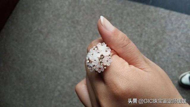 男女朋友戒指戴哪个手指，谈恋爱情侣戒指戴哪个手指（戒指戴在不同的手指都有独特意义）