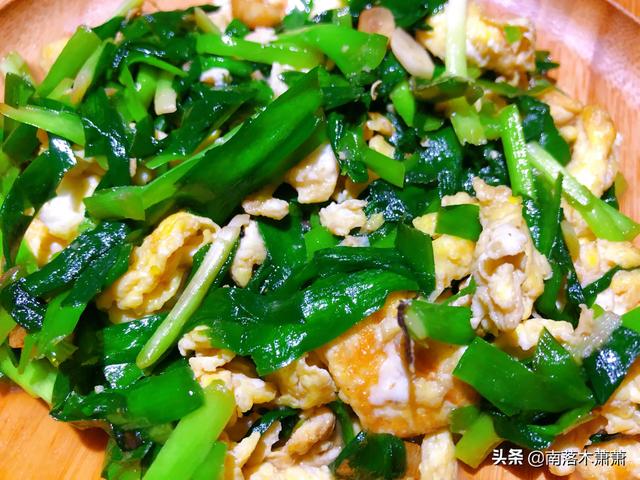 酱炒韭菜鸡蛋的家常做法，大酱韭菜炒鸡蛋的做法（家常小炒：韭菜炒鸡蛋的做法）
