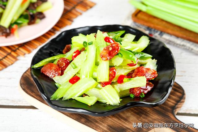 香芹炒腊肠的做法，香芹炒腊肠的做法窍门（一周家常菜系列：腊肠炒香芹）