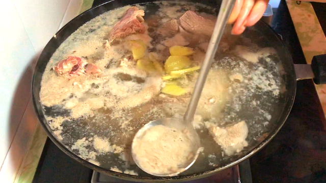 家常炖羊骨头的做法，大厨怎样炖羊骨头汤（千万别直接炖）