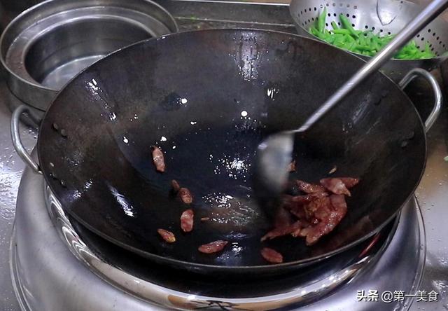 香肠炒什么好吃，香肠和什么炒好吃（厨师长教你饭店腊肠炒芸豆做法）