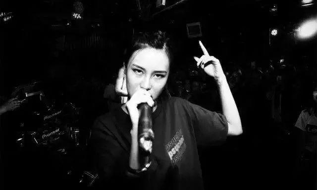 骗自己歌词，骗自己歌词含义（你一定刷到过她的歌）