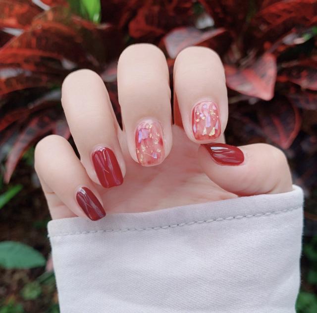 秋天指甲做什么颜色显白，适合冬天显白的指甲颜色（难怪女星大咖们都超爱）