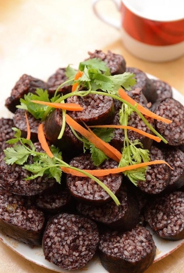 血肠是什么做的（舌尖美食糯米血肠：做法血腥）