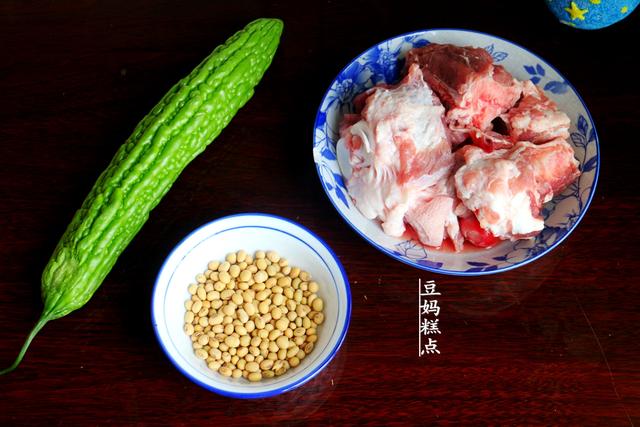 苦瓜排骨汤，苦瓜排骨汤怎么炖不苦（苦瓜排骨汤的做法）