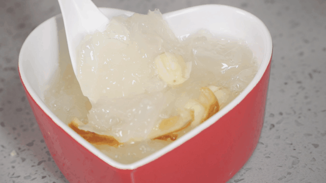 莲子羹怎么做，莲子汤怎么做（银耳莲子羹的简单做法）