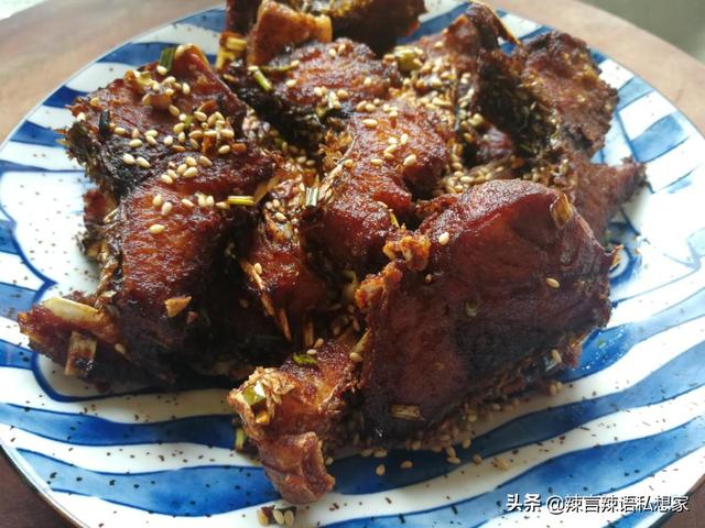 爆鱼的家常做法，爆炒鱼片的做法（掌握好要点就能做出鲜香味美的上海爆鱼）