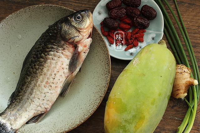 木瓜猪骨汤的做法，木瓜猪骨汤的做法视频（秋天皮肤易干燥）