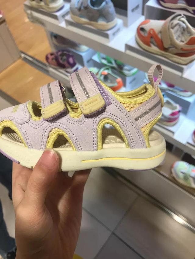 儿童凉鞋怎么选择比较好，儿童凉鞋到底要怎么选