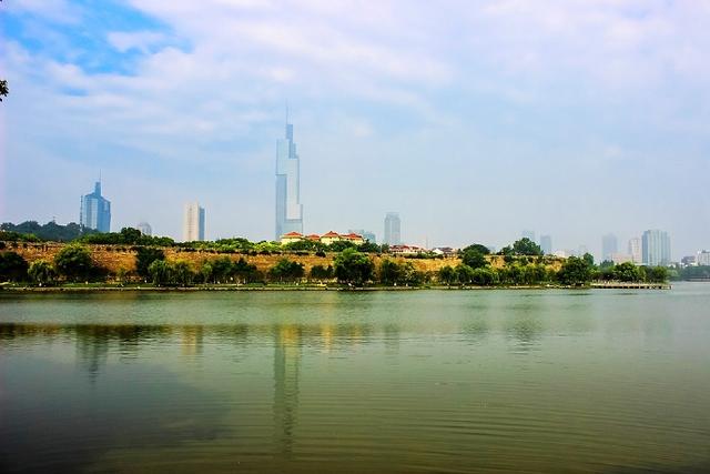 南京玄武湖有几个门，南京玄武湖有什么（如今游人如织的玄武湖）