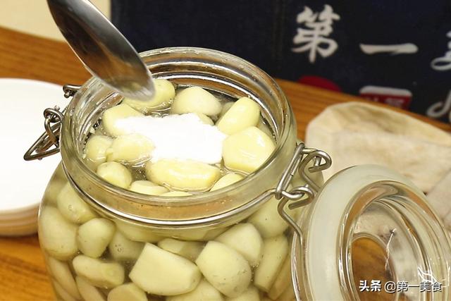 腊八蒜怎么做，翠绿的腊八蒜怎么做（用厨师长的做法、2天就变绿）