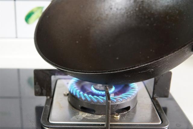 怎么给新买的铁锅开锅，如何给新买的铁锅开锅（教你\