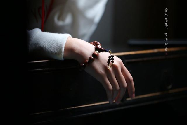 小叶紫檀和海南黄花梨哪个好，黄花梨跟小叶紫檀哪个好（海南黄花梨和小叶紫檀哪个更好）