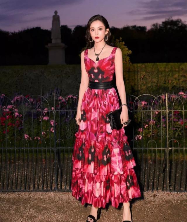 玫红色加什么颜色可调出大红色，玫红色加什么色（试试显白减龄的“玫红色”）