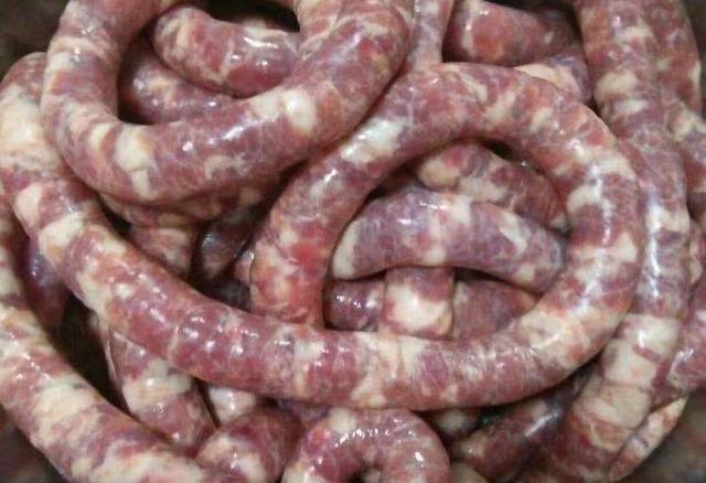 请问自制香肠如何配料或配方谢谢，自制香肠怎么配料（灌香肠配方，超详细的调料比例）