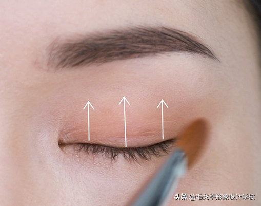 眼妆的技巧，眼影的化妆技巧（眼妆怎么画，干净自然不显脏）