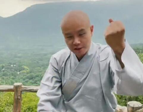 乐嘉回应强吻谢娜事件，他感情坎坷，一共有三段婚姻，三个孩子