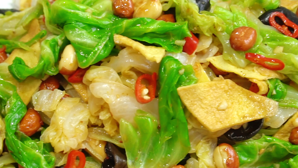 【涼拌包菜雞蛋皮】做法步驟圖 不用刀切不用炒 香辣開胃太過-起舞食譜網(wǎng)