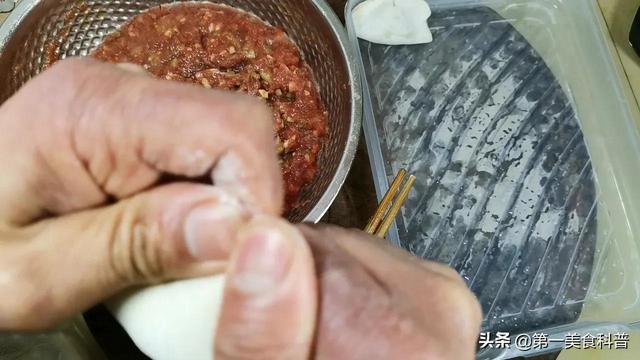 牛肉馅水饺怎么调馅好吃，牛肉饺子的馅怎么调才好吃（这才是牛肉馅饺子最经典做法）